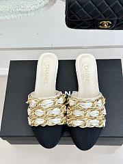 Chanel Slide logo white - 01 - 2