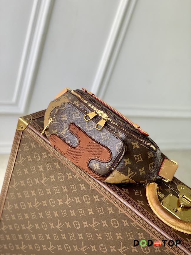 Louis Vuitton bumbag size 15 x 8 x 30cm - 1