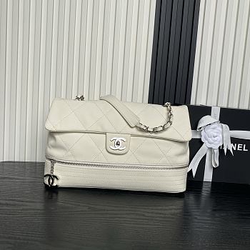 Chanel Vintage white bag size 36X24X12 cm