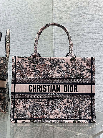 Dior Lucky Medium Dior Book Tote bag size  36 x 27.5 x 16.5 cm