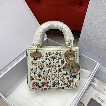 Lady Dior bag size 17 x 15 x 7cm
