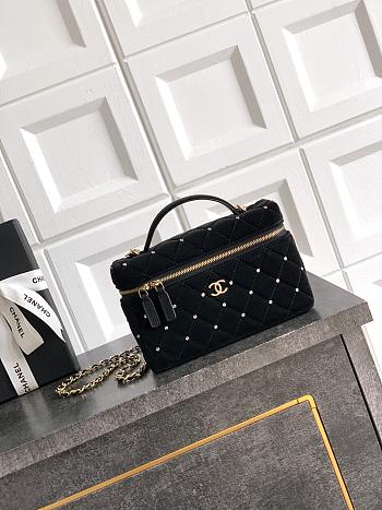Chanel25k black bag size 14x19x5cm