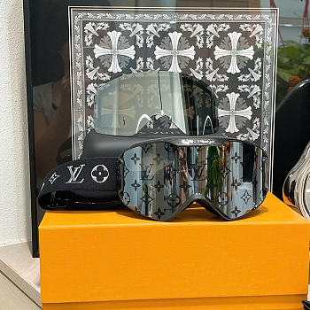 LV ski mask in injected nylon with mirror lenses