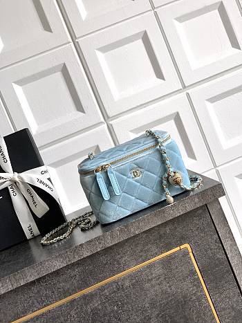 Chanel vanity bag Velvet blue size 9.5x17x8cm 