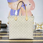 Louis Vuitton Carry It  Travels With Grace Coddington bag size 37x2x37cm - 2