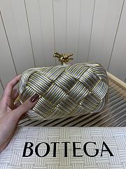 Bottega Veneta knot clutch gold bag size 19x5x11cm - 1