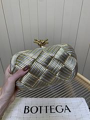 Bottega Veneta knot clutch gold bag size 19x5x11cm - 4