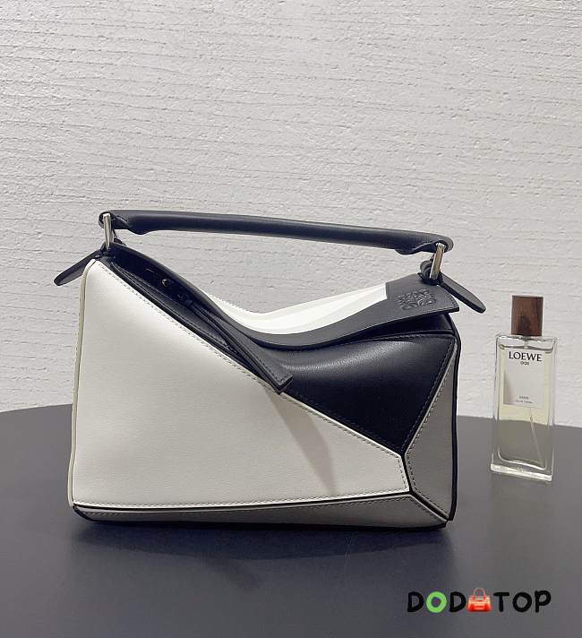 LOEWE Josef & Anni Albers bag size 24x16x10cm - A2 - 1