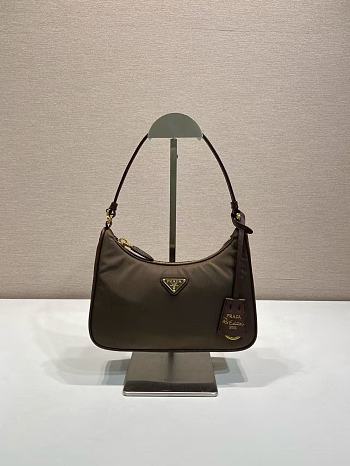 Prada Re-Edition 2005 bag size 22x18x6.5cm