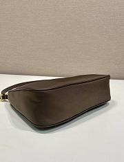 Prada Re-Edition 2005 bag size 22x18x6.5cm - 2