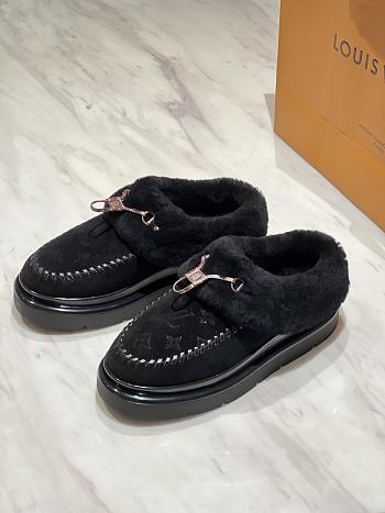 LV Cortina Closed Mule - a3