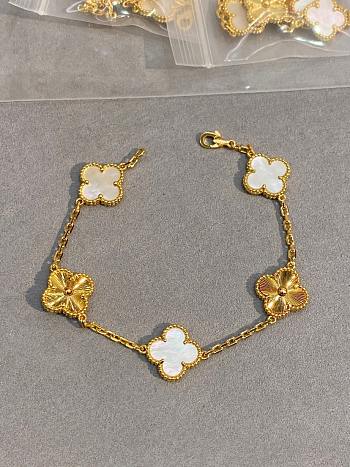 VCA necklace white
