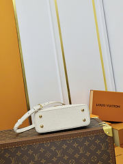 Louis Vuitton Capucines off white bag size 21x14x8cm - 5