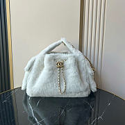 Chanel 25 Handbag white Fur 30x26x14cm - 1