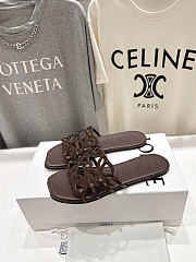 Loewe Petal Anagram slide - 02 - 3