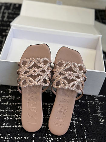 Loewe Petal Anagram slide - 03