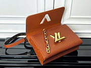 Louis Vuitton Twist MM bag size 23 x 16 x 8cm - 3
