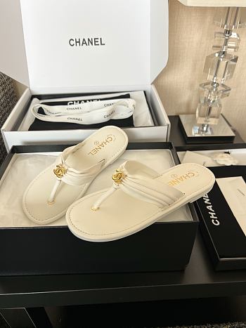Chanel Thong sandals white 
