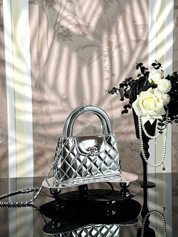 Chanel silver bag size 19x13x7cm
