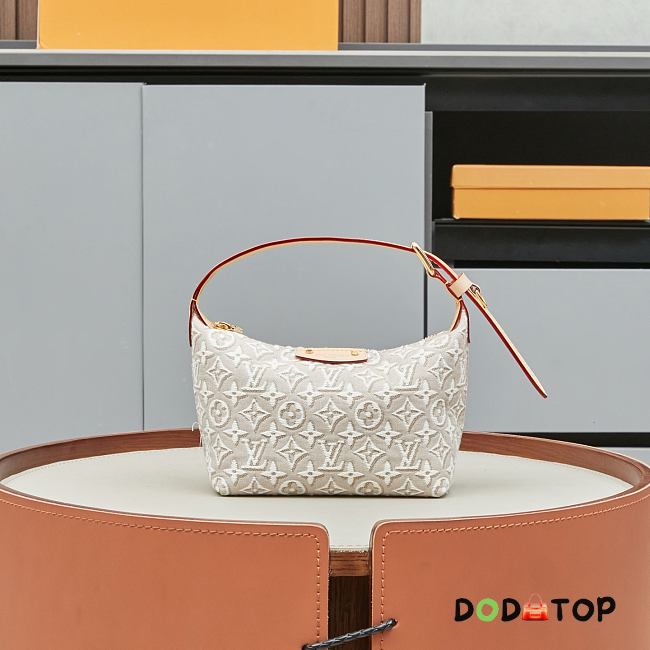 Louis Vuitton  Pochette Hills bag size 18.5x6.5x11cm - 1