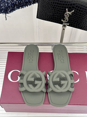Gucci Interlocking G slides green