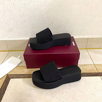 Gucci women's flat platform mules black