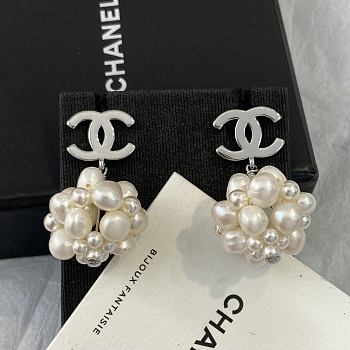 Chanel pearl earrings -01