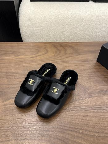 Chanel fur-lined slippers black 