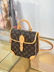 Louis Vuitton Diane backpack size 21.5x21x9cm - 6